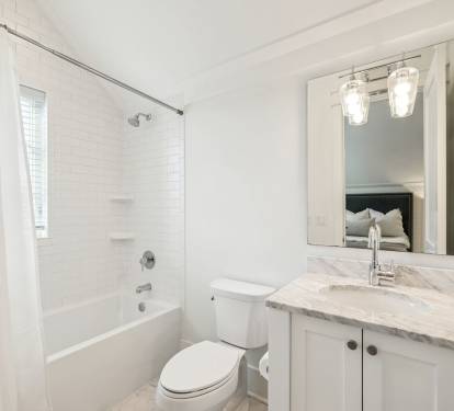 King Guest En-Suite - Single Vanity + Shower/Tub Combo