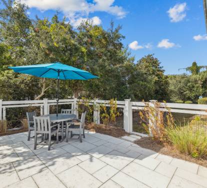 Enjoy Shaded Al Fresco Dining for 4