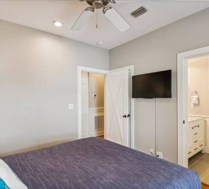 1st Floor Guest Bedroom - Queen Size Bed