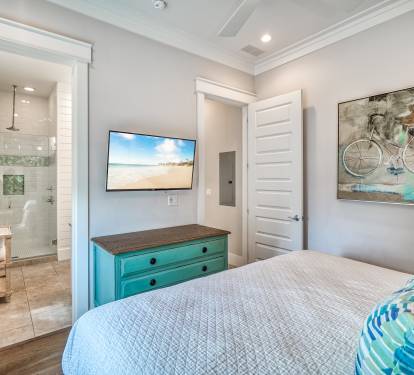 King Guest Suite - Equipped with a Flat-Screen TV