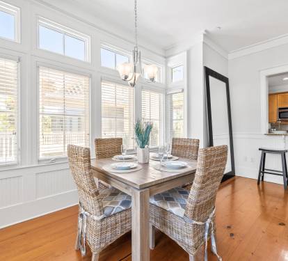 Dining Area with Seating for 4!