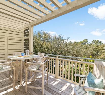 1st Floor Balcony - Outdoor Dining for 4!