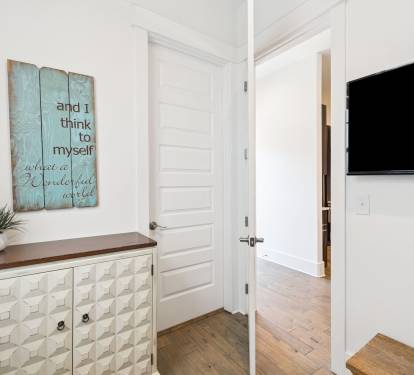 Twin Bunk Room - Equipped with a Flat-Screen TV