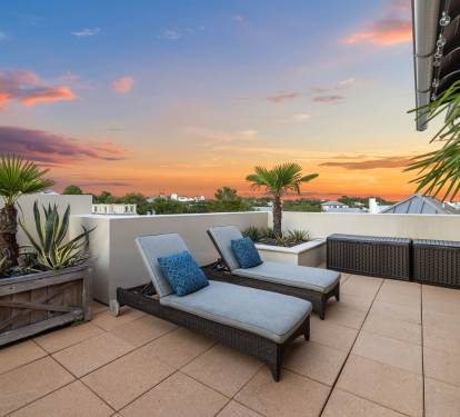 Over-sized Balcony - Furnished with Loungers