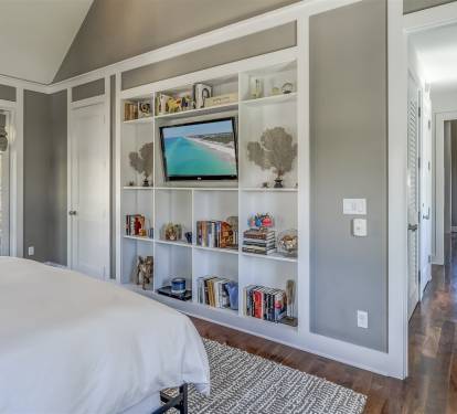King Guest Suite - Equipped with a Flat-Screen TV