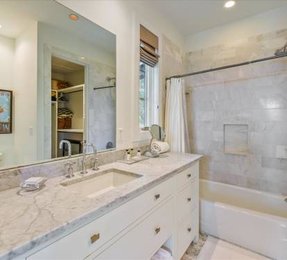 King Guest En-Suite - Single Vanity & Shower/Tub Combo