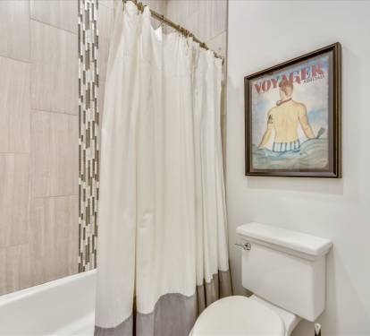 3rd Floor Shared Bathroom - Tub/Shower Combo