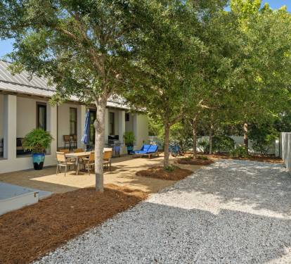 Oversized Private Courtyard!