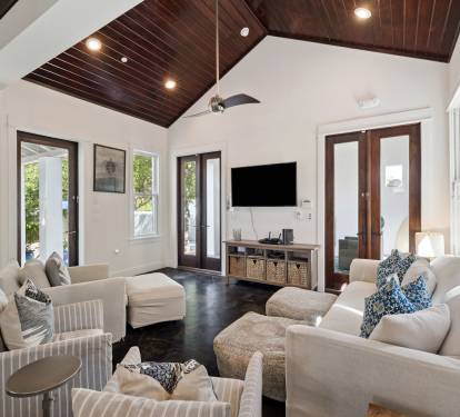 Open & Airy Living Area with Ample Seating