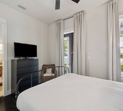 Queen Guest Suite - Equipped with a Flat-Screen TV