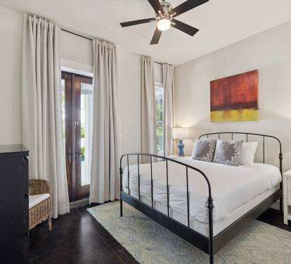 Queen Guest Suite - Offering Courtyard Access