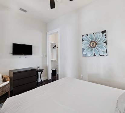 Queen Guest Suite - Equipped with a Flat-Screen TV