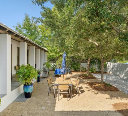 Enjoy the Oversized Outdoor Oasis!