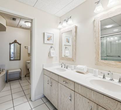 Primary King En-Suite - Dual Vanities
