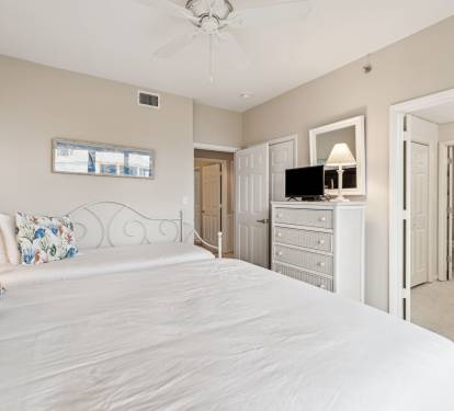 Queen Guest Suite - Equipped with a Flat-Screen TV