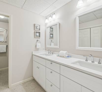 Queen Guest En-Suite - Dual Vanities