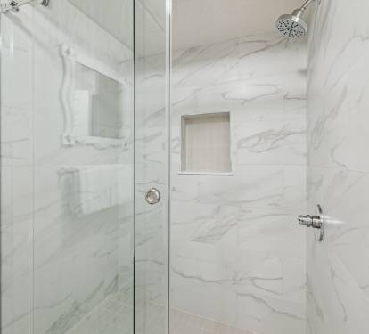 Queen Guest En-Suite - Walk-In Shower