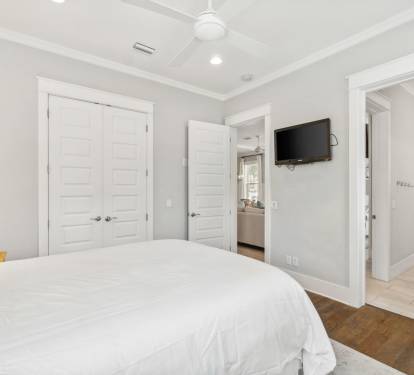 Queen Guest Suite - Equipped with a Flat-Screen TV
