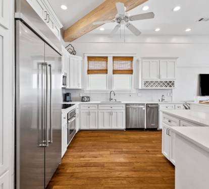 Kitchen - Equipped with a Separate Ice Maker