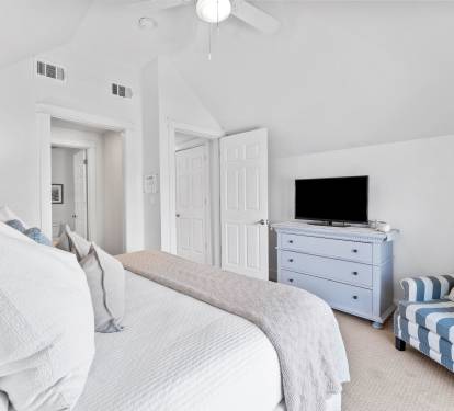 Additional Third Floor ?Primary Suite with a Flat Screen TV