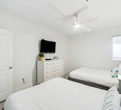Queen Guest Suite - Equipped with a Flat-Screen TV