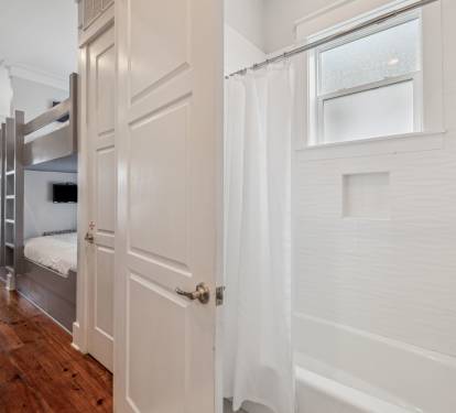 Bunk En-Suite - Shower/Tub Combo