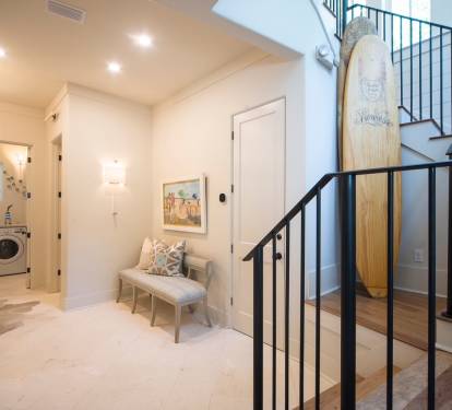 Inviting 1st Floor Entry!