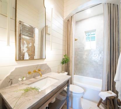 King Guest En-Suite - Single Vanity & Shower/Tub Combo