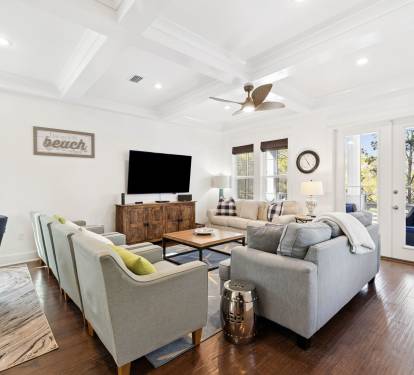 Spacious Living Area with Ample Seating