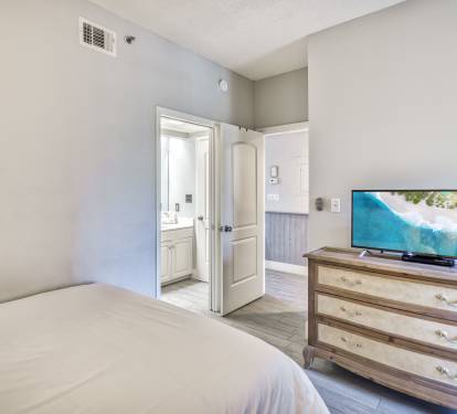 Guest Room - Access to Shared Bathroom