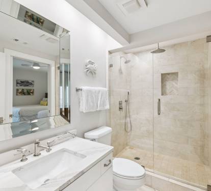 Queen Guest En-Suite - Single Vanity + Walk-In Shower