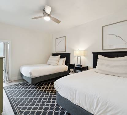 Queen Guest Suite - En-Suite Access & Flat-Screen TV