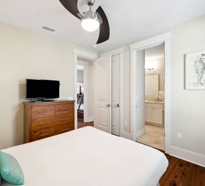 Queen Guest Suite - Equipped with a Flat-Screen TV