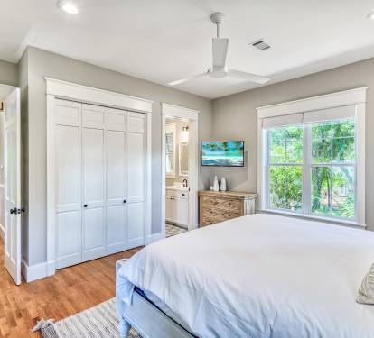 1st Floor - Primary Suite - King Size Bed