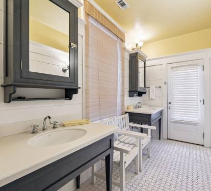 King Guest En-Suite - Dual Vanities