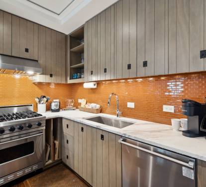 Kitchen with High-End Appliances - Including a Stand-Alone Ice Maker & Wine Cooler