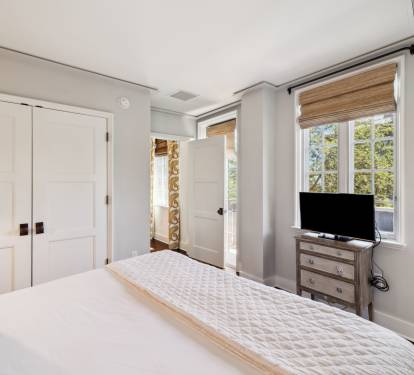 King Guest Suite - Private Balcony Access & Flat-Screen TV
