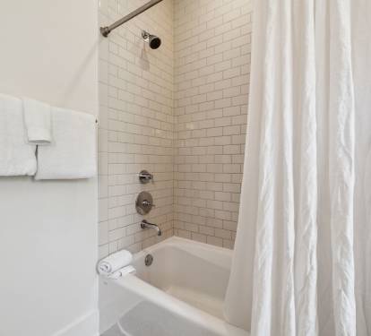 King Guest En-Suite - Shower/Tub Combo