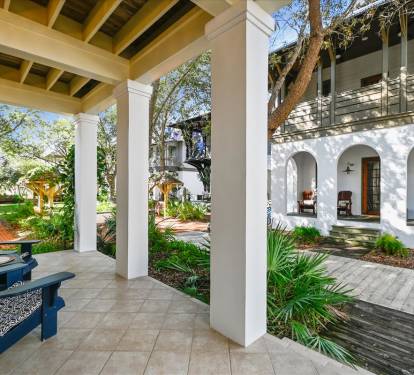 Cozy Front Porch - Perfect for Morning Coffee!