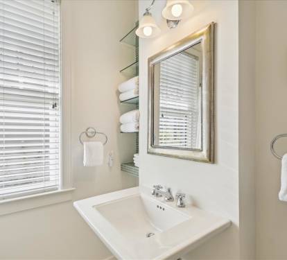 King Guest En-Suite - Single Vanity