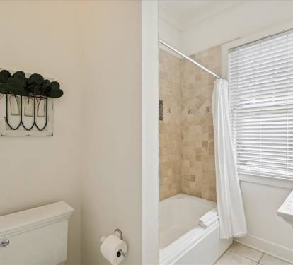 King Guest En-Suite - Shower/Tub Combo
