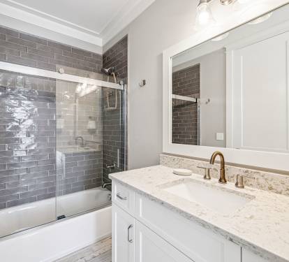 King Guest En-Suite - Single Vanity + Shower/Tub Combo
