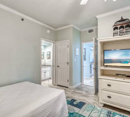 Queen Guest Suite - Equipped with a Flat-Screen TV