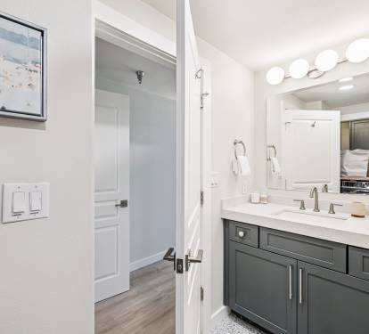 King Guest En-Suite - Single Vanity