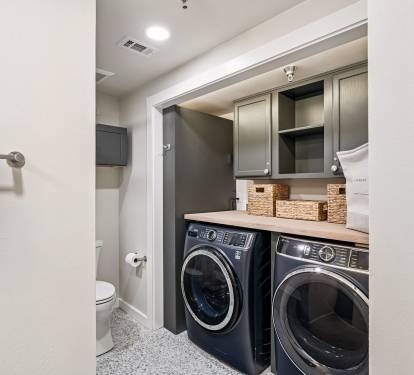 King Guest En-Suite - Hosts a Full Size Washer & Dryer!