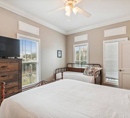 Queen Guest Suite - Equipped with a Twin Daybed + Flat-Screen TV