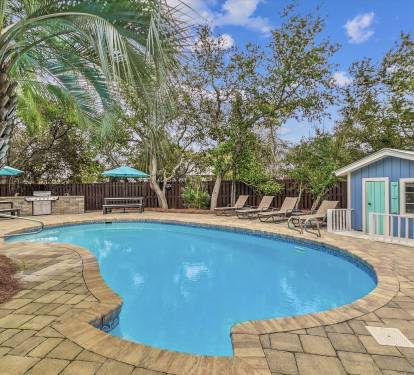 Keep Cool on those Hot Summer Days Poolside!