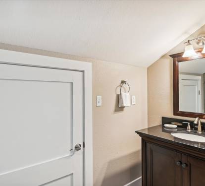 Primary King En-Suite - Single Vanity