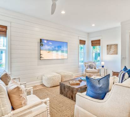 Spacious Living Area - Perfect for Gathering & Entertaining