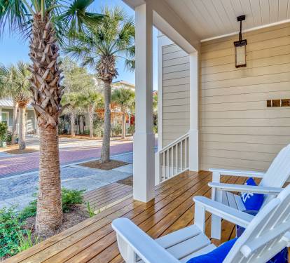 Cozy Front Porch - Perfect for Morning Coffee!
